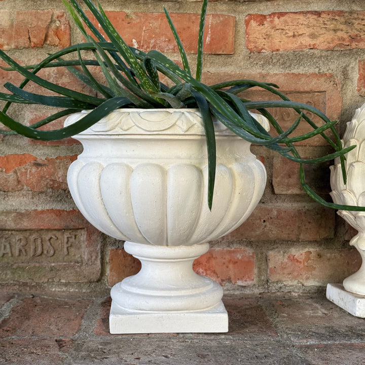 Klassische Gartenpflanztöpfe im Paar