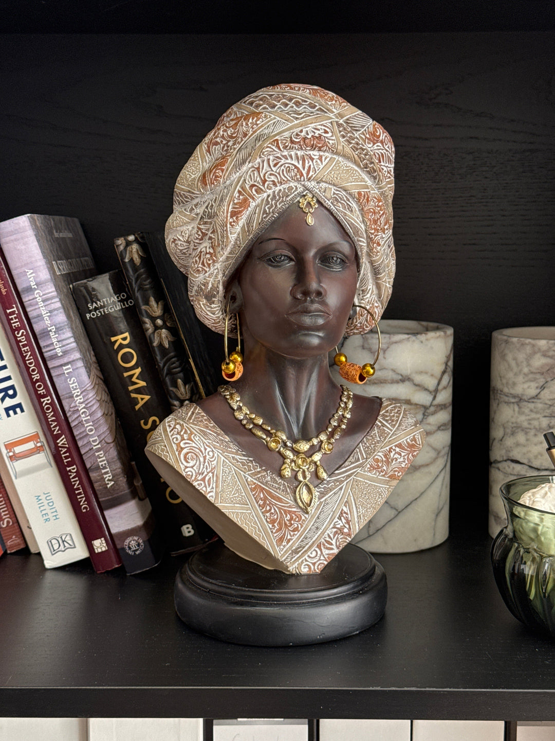 Afrikanische Dame Büste in Weiss und Gold