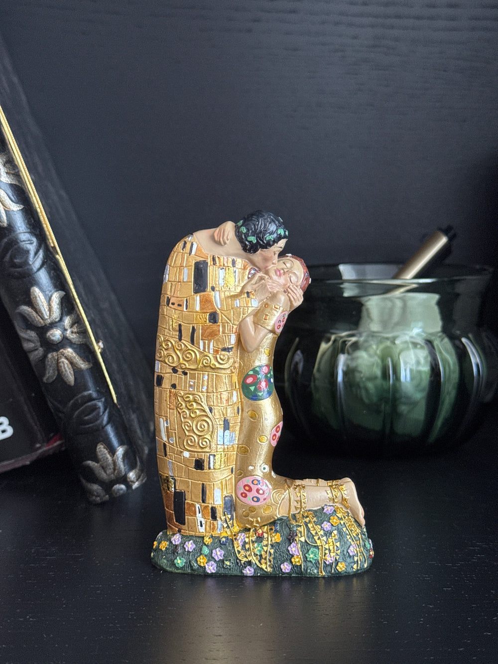 Liebes Skulptur – Der Kuss von Klimt (Klein, Liebespaar Statue)
