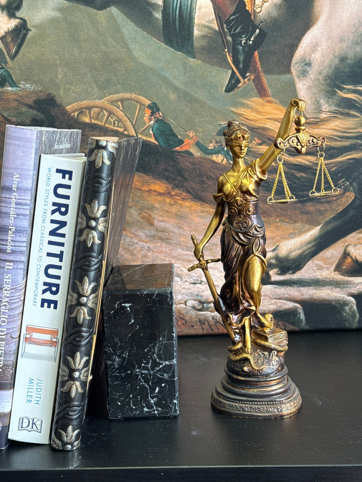Justitia Skulptur – Symbol für Recht und Gerechtigkeit (Klein, Patinierte Bronzefigur)