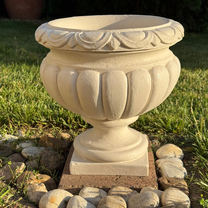 Klassische Gartenpflanztöpfe im Paar