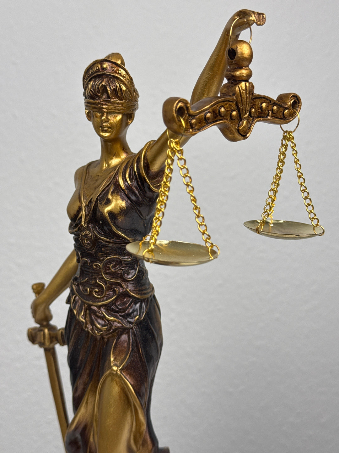 Justitia Skulptur – Symbol für Recht und Gerechtigkeit (Patinierte Bronzefigur)