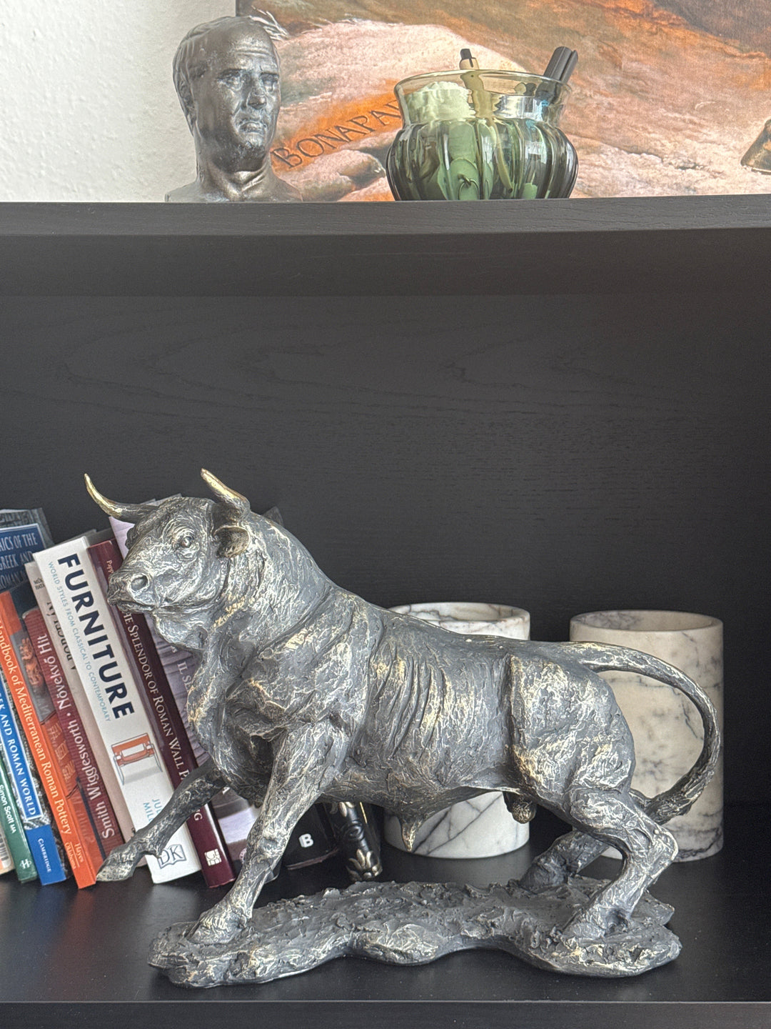 Stier Statue im kraftvollen Angriff (Messing Schwarzfinish)