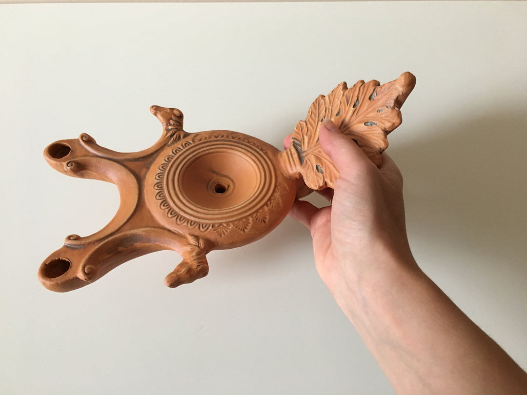 Römische Öllampe mit Blattmotiv
