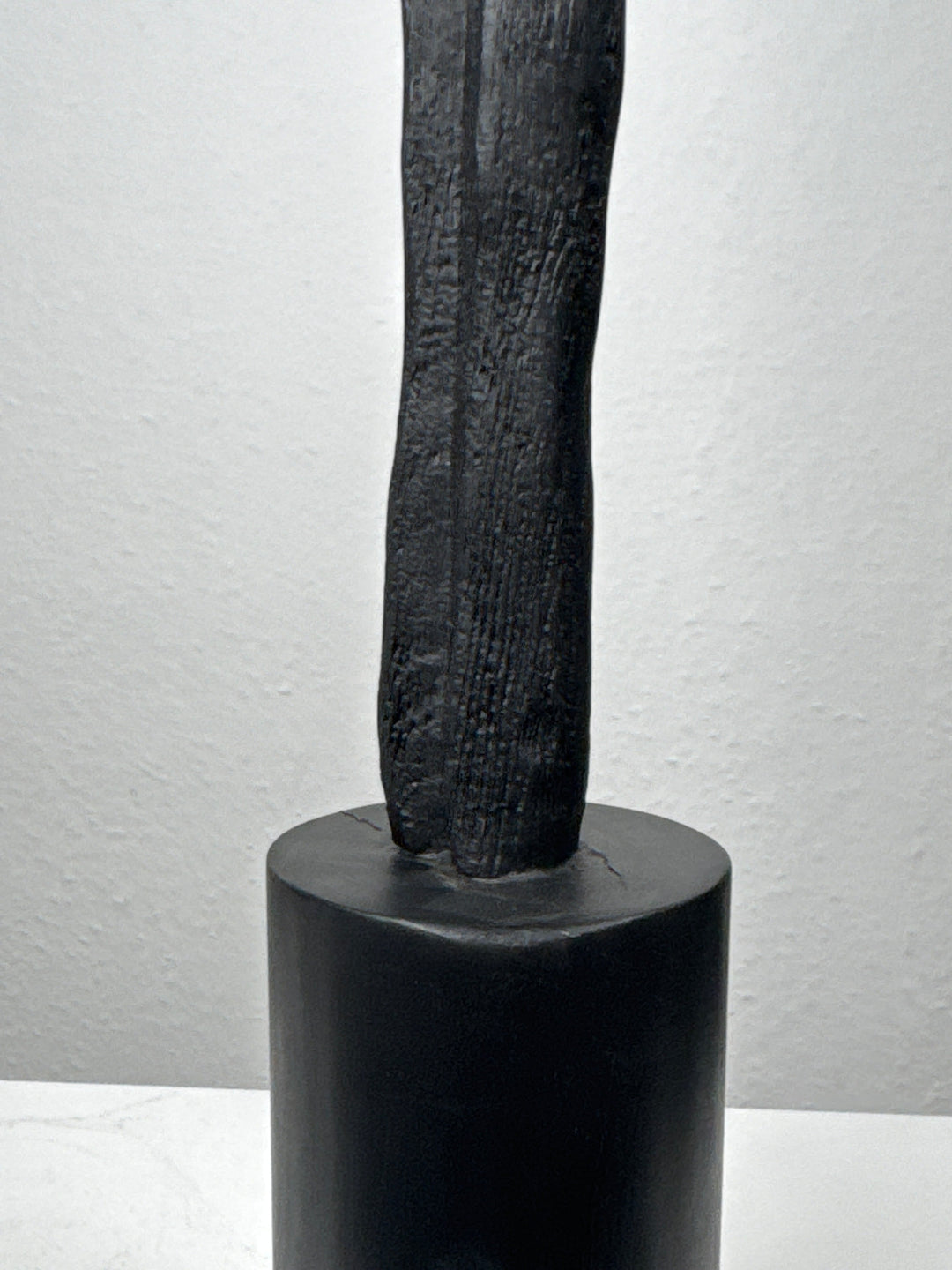 Minimalistische Frauenskulptur in Schwarz – Schlanke Eckstatue