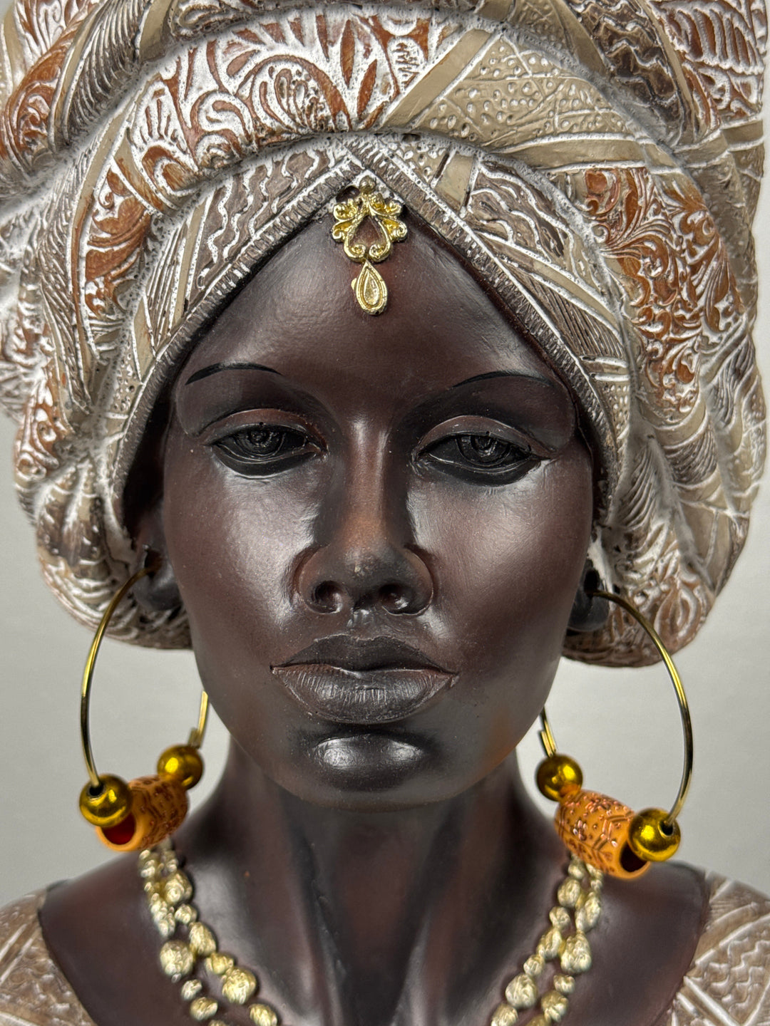 Afrikanische Dame Büste in Weiss und Gold