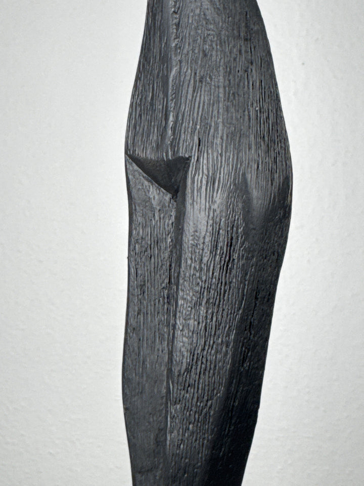 Minimalistische Frauenskulptur in Schwarz – Schlanke Eckstatue