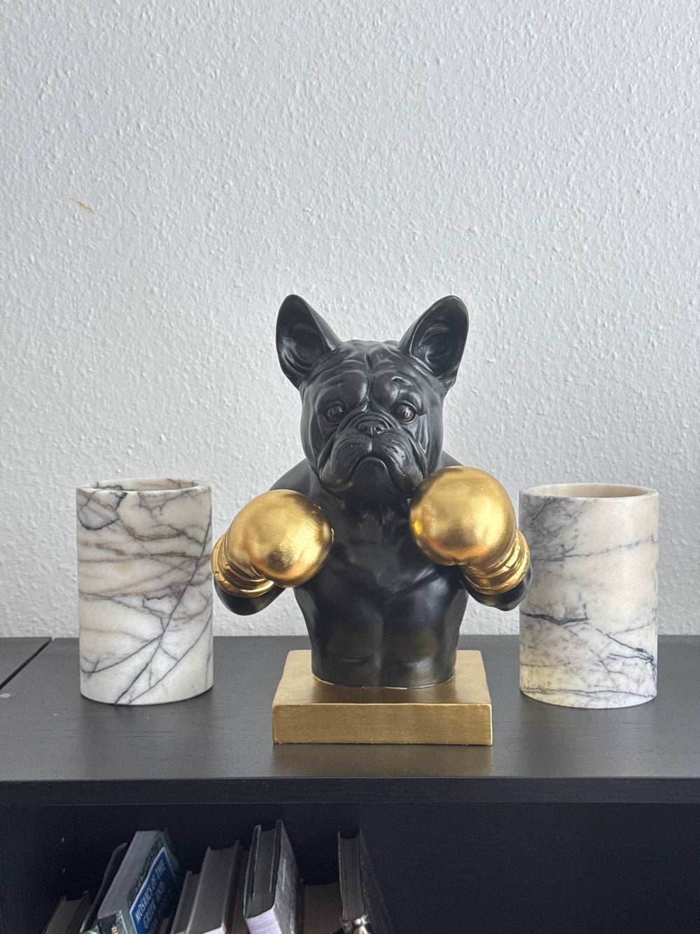 Boxender Bulldogge Statue (Schwarz & Gold Pop Art Skulptur)