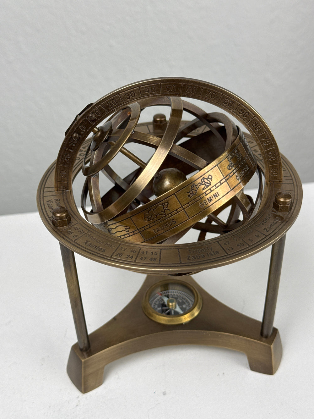 Armillarsphäre mit Kompass (Messing)