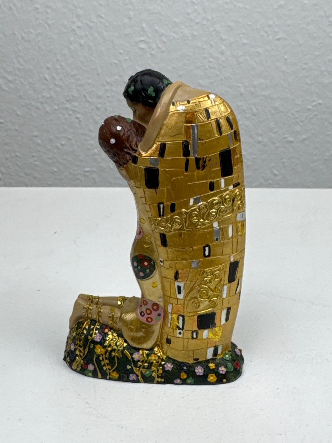 Liebes Skulptur – Der Kuss von Klimt (Klein, Liebespaar Statue)
