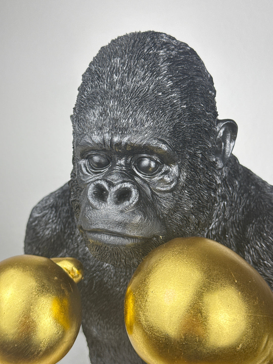 Boxender Gorilla Statue (Schwarz & Gold Pop Art Skulptur)