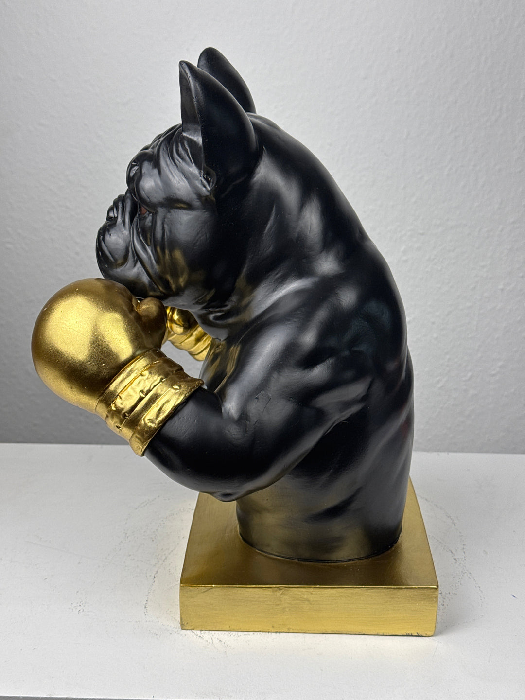 Boxender Bulldogge Statue (Schwarz & Gold Pop Art Skulptur)