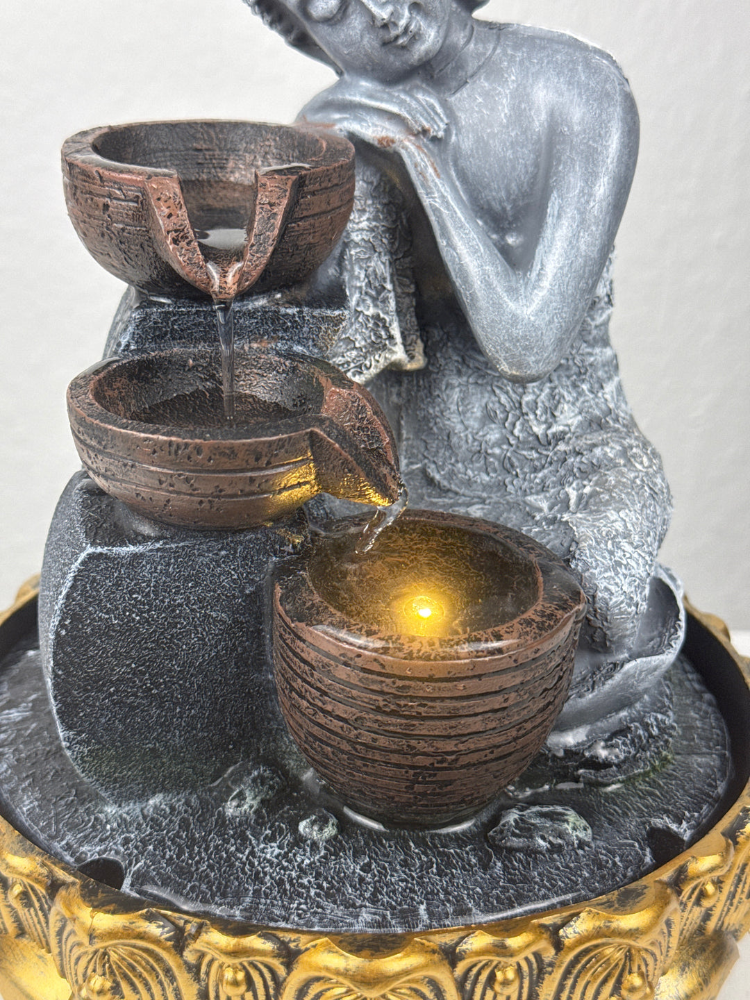 Buddha Innenbrunnen – Zen Ruhe mit Licht und Wasserfluss
