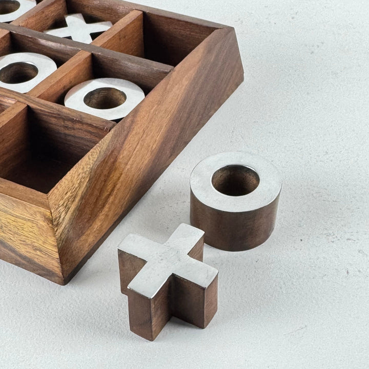 Holz Drei gewinnt Spiel mit Eisen Spielfiguren
