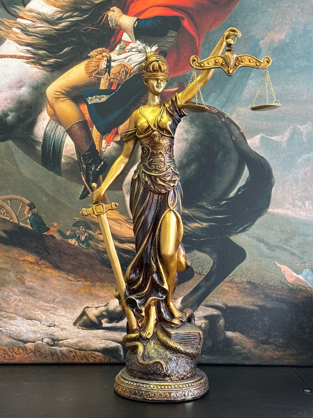 Justitia Skulptur – Symbol für Recht und Gerechtigkeit (Groß, Patinierte Bronzefigur)