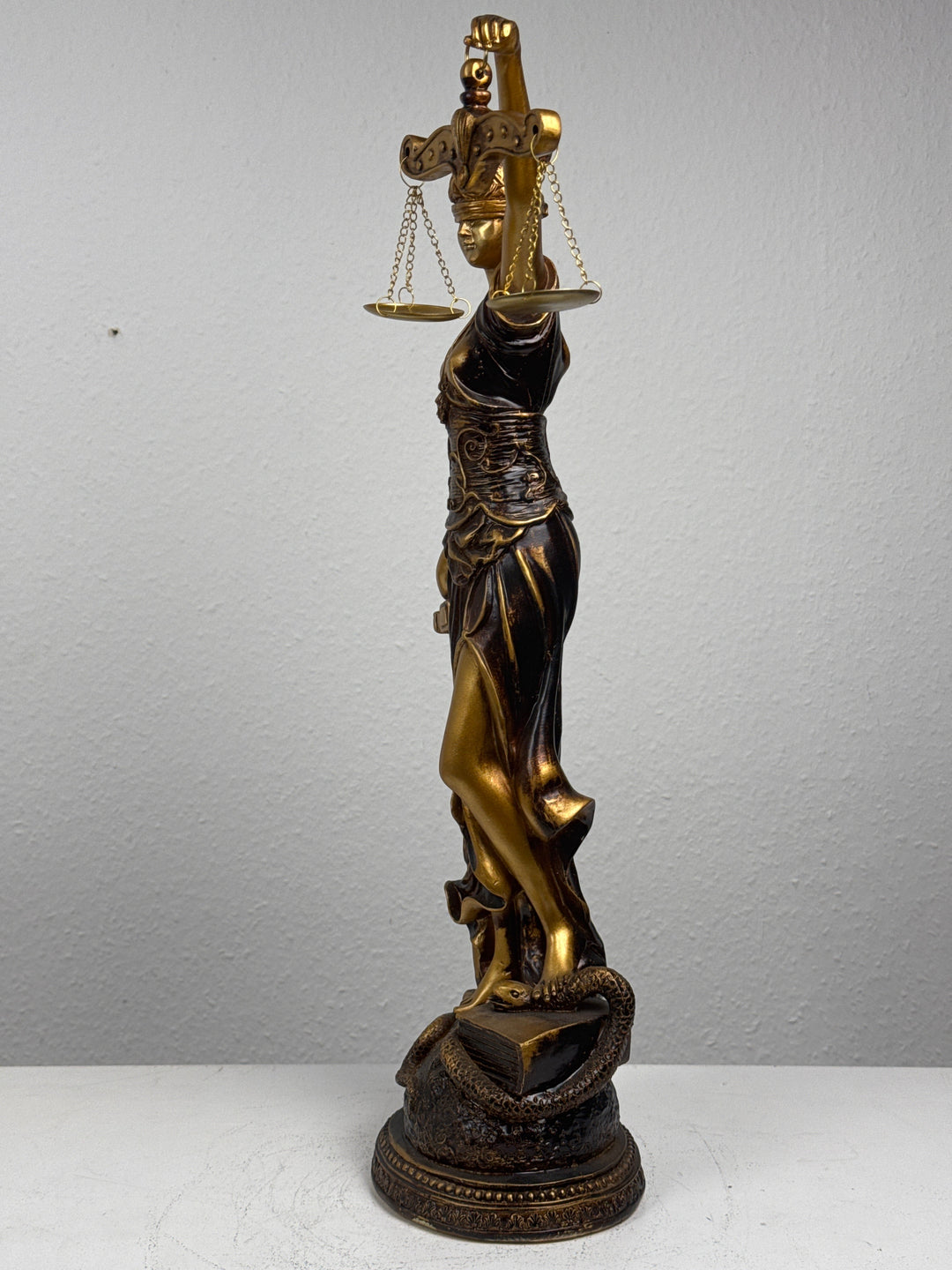 Justitia Skulptur – Symbol für Recht und Gerechtigkeit (Groß, Patinierte Bronzefigur)
