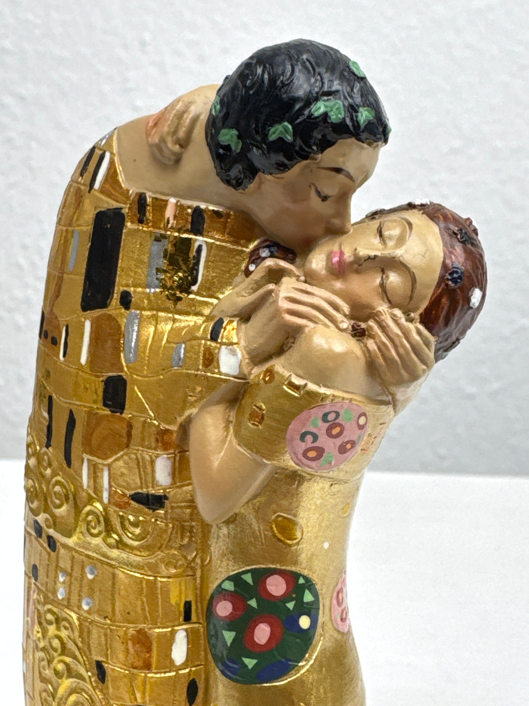 Liebes Skulptur – Der Kuss von Klimt (Klein, Liebespaar Statue)