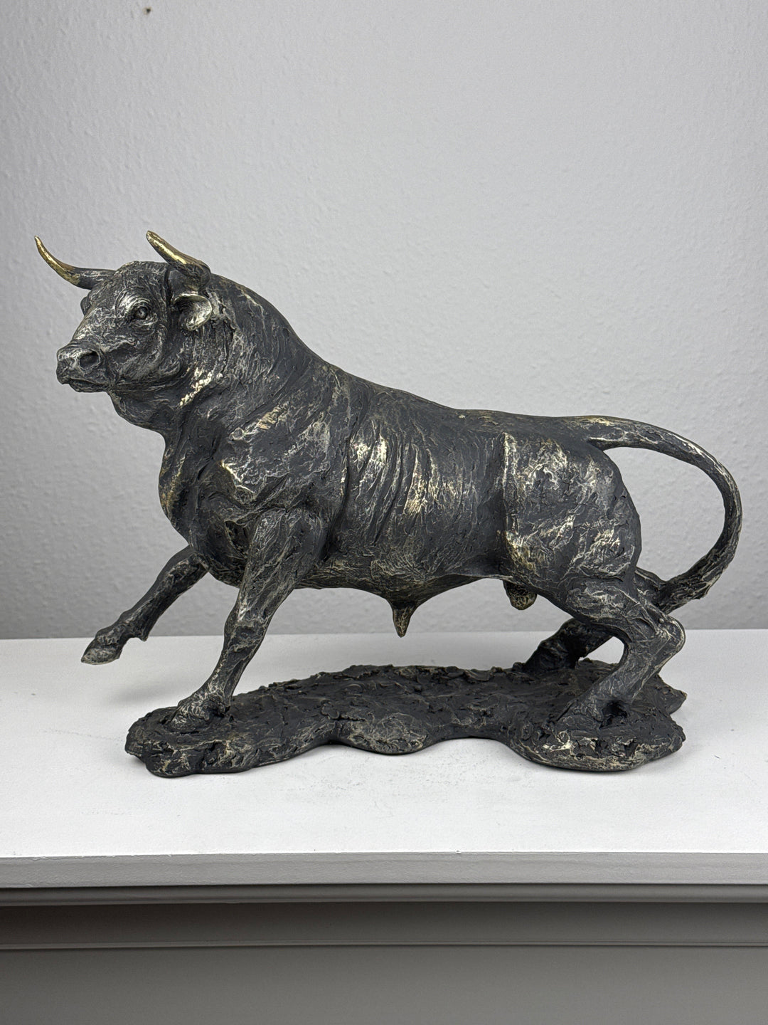 Stier Statue im kraftvollen Angriff (Messing Schwarzfinish)