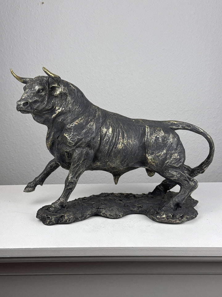Stier Statue im kraftvollen Angriff (Messing Schwarzfinish)