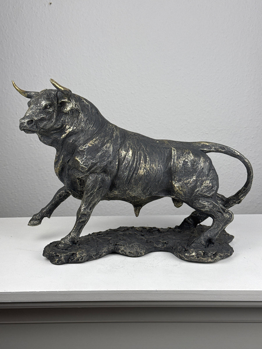 Stier Statue im kraftvollen Angriff (Messing Schwarzfinish)