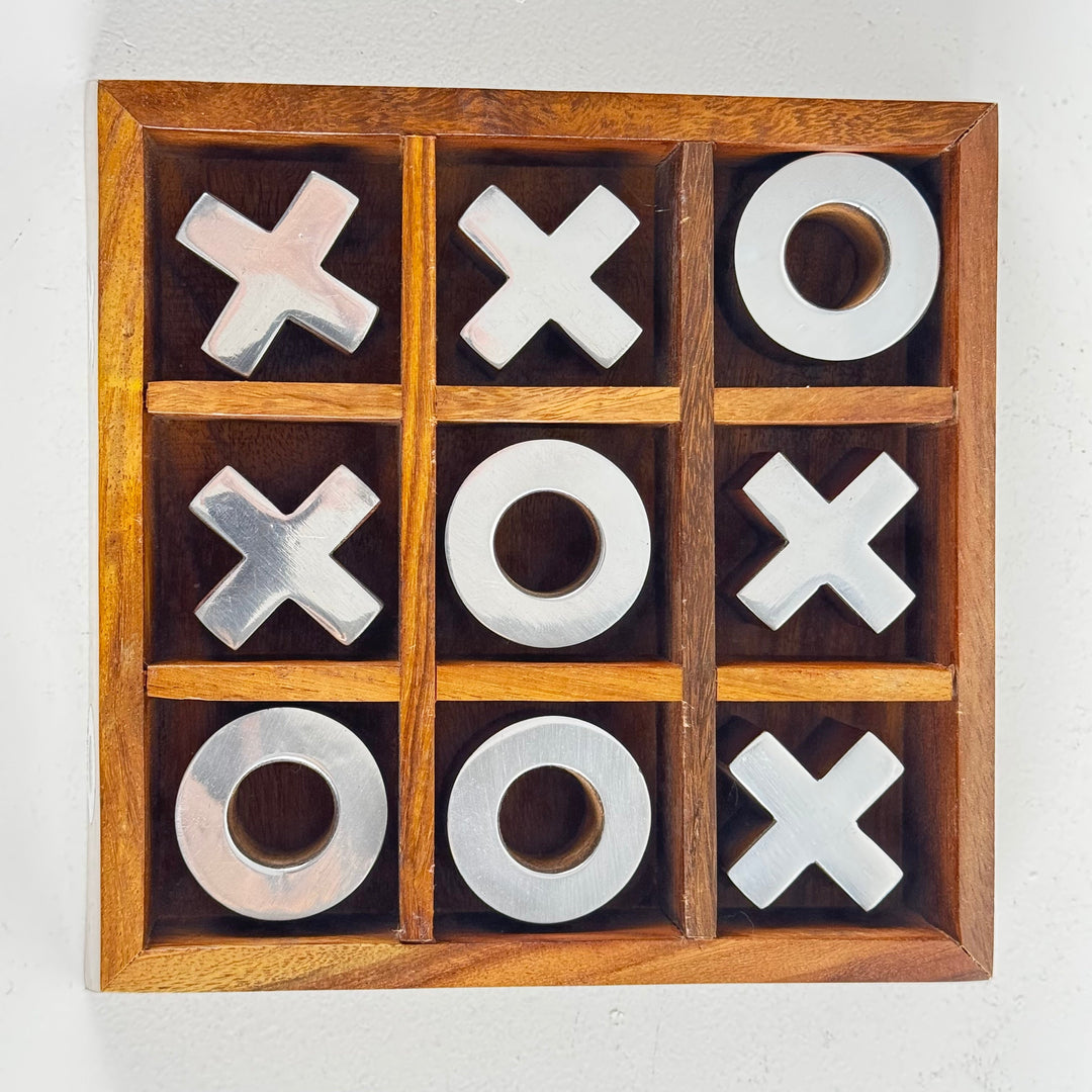 Holz Drei gewinnt Spiel mit Eisen Spielfiguren