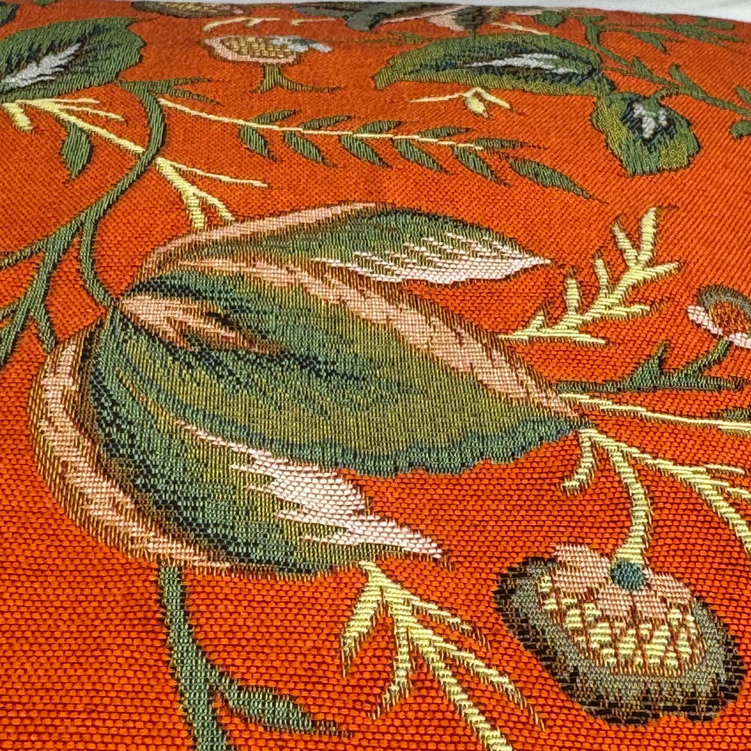Oranger Kissenbezug mit Pfingstrosenmotiv – Botanisches Design aus dem Toile-de-Jouy-Museum (Jacquard gewebt)