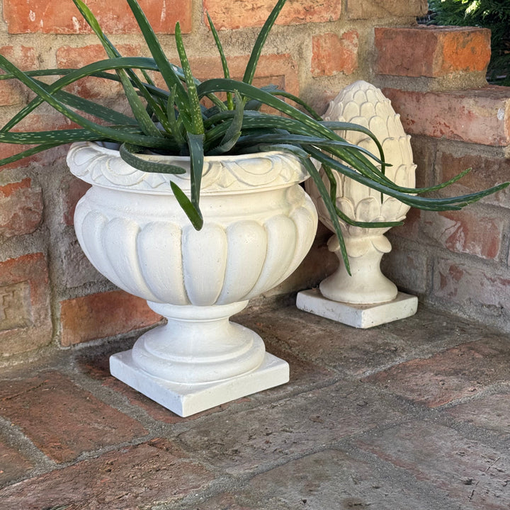 Klassische Gartenpflanztöpfe im Paar