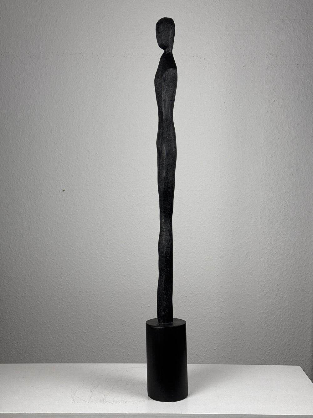 Minimalistische Frauenskulptur in Schwarz – Schlanke Eckstatue