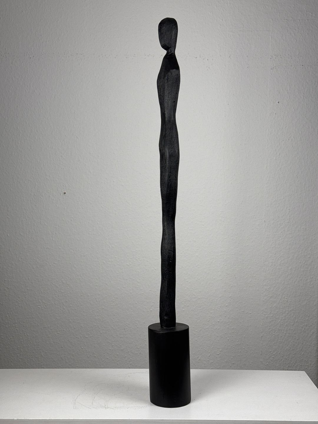 Minimalistische Frauenskulptur in Schwarz – Schlanke Eckstatue