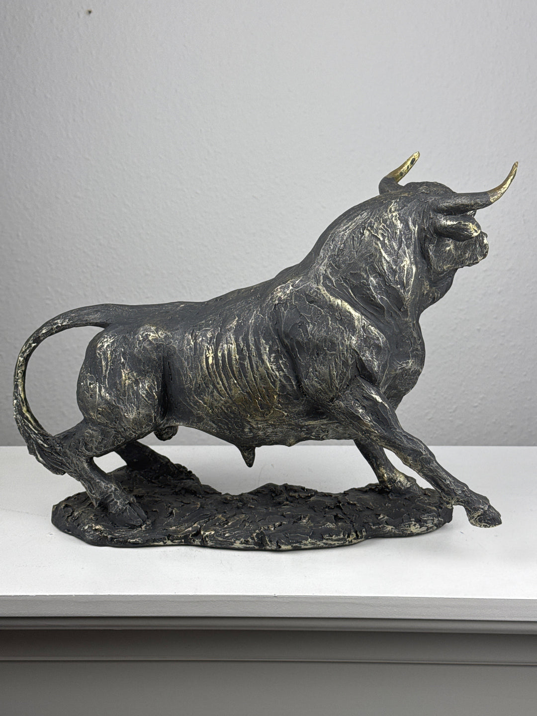 Stier Statue im kraftvollen Angriff (Messing Schwarzfinish)