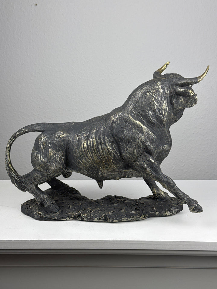 Stier Statue im kraftvollen Angriff (Messing Schwarzfinish)