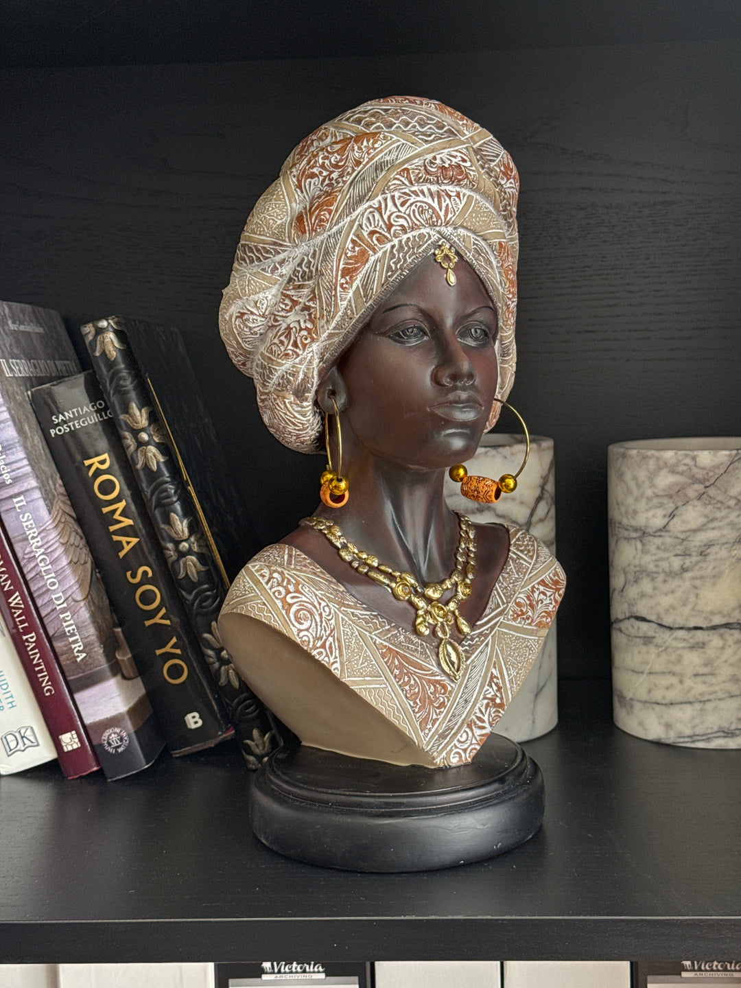Afrikanische Dame Büste in Weiss und Gold