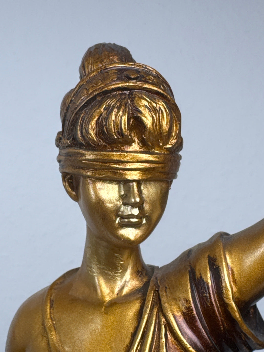 Justitia Skulptur – Symbol für Recht und Gerechtigkeit (Groß, Patinierte Bronzefigur)