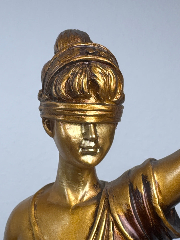 Justitia Skulptur – Symbol für Recht und Gerechtigkeit (Groß, Patinierte Bronzefigur)
