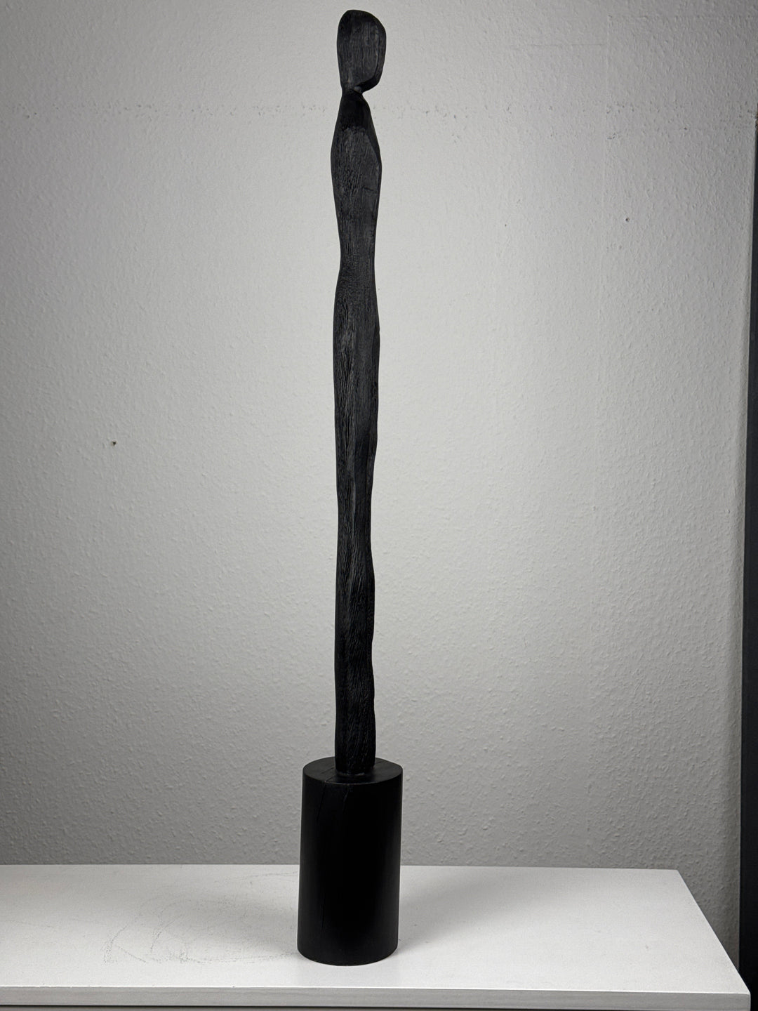 Minimalistische Frauenskulptur in Schwarz – Schlanke Eckstatue