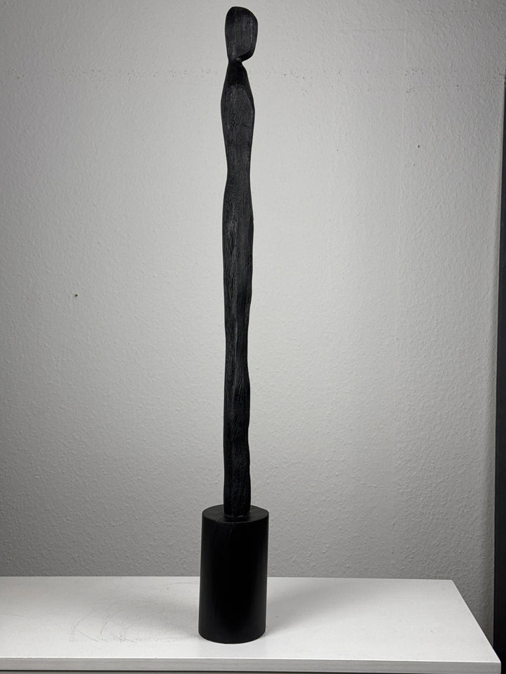 Minimalistische Frauenskulptur in Schwarz – Schlanke Eckstatue