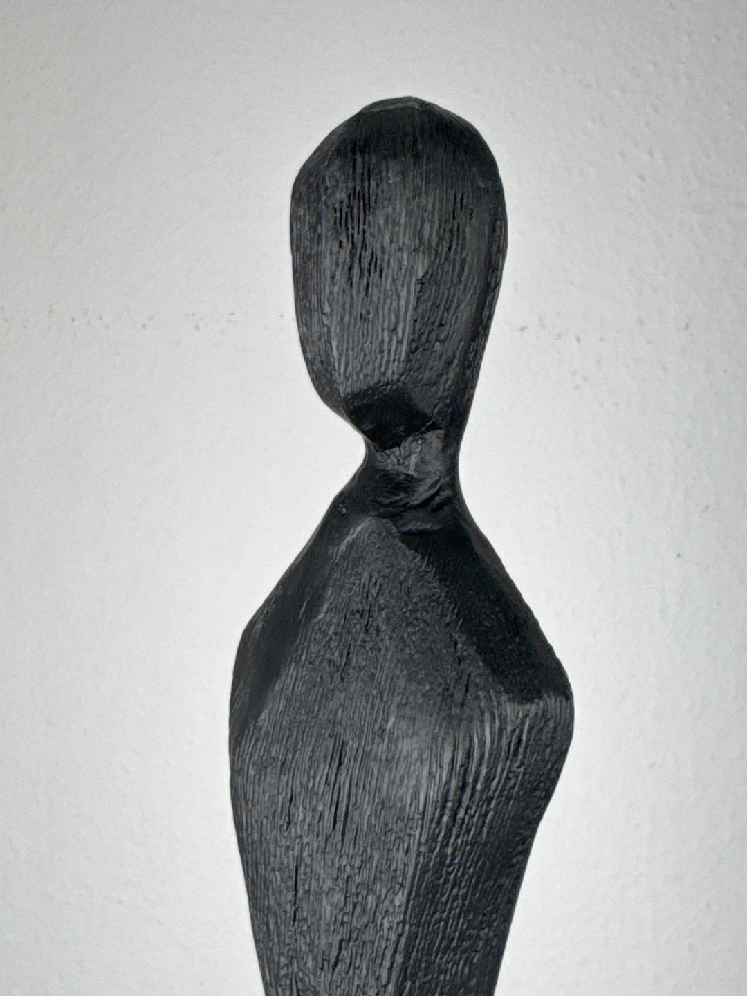 Minimalistische Frauenskulptur in Schwarz – Schlanke Eckstatue
