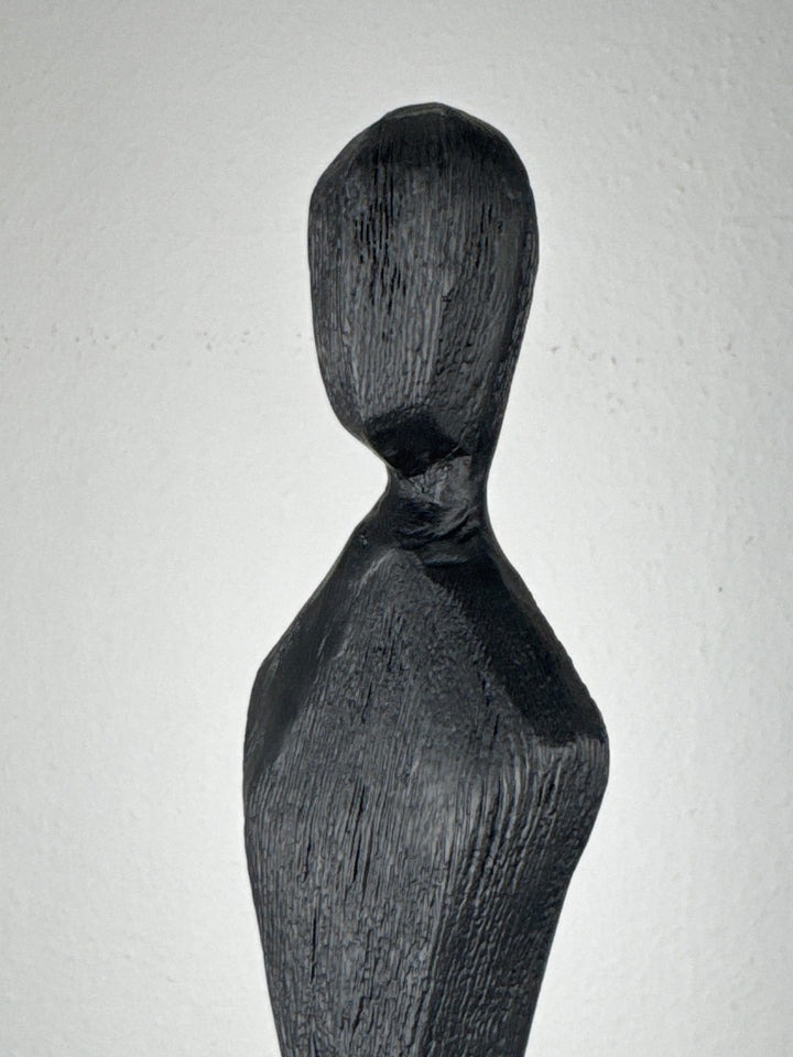 Minimalistische Frauenskulptur in Schwarz – Schlanke Eckstatue