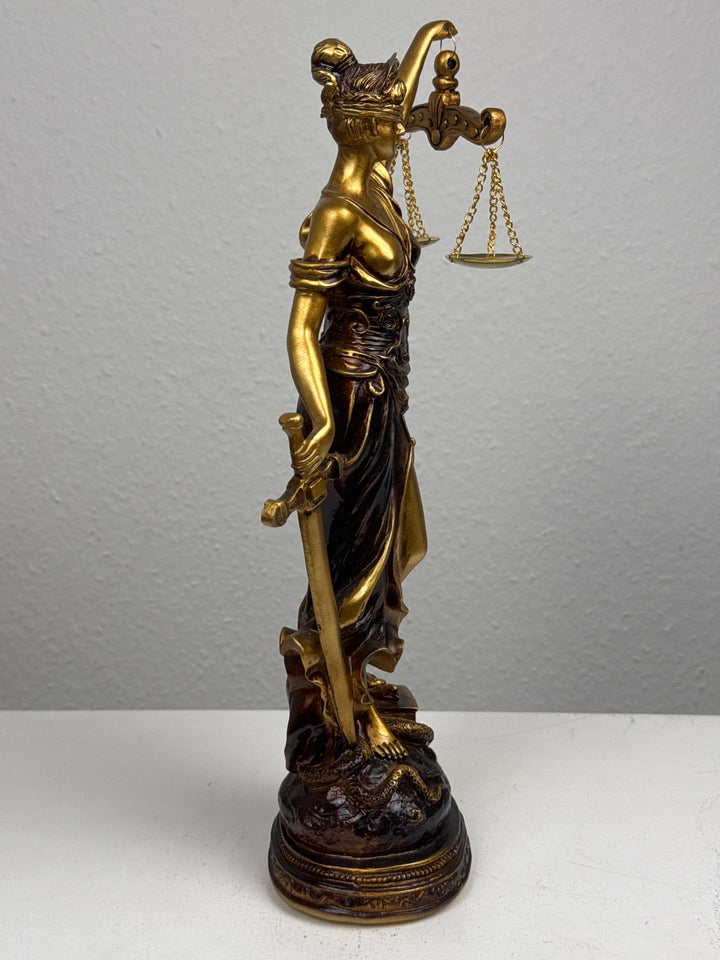 Justitia Skulptur – Symbol für Recht und Gerechtigkeit (Patinierte Bronzefigur)