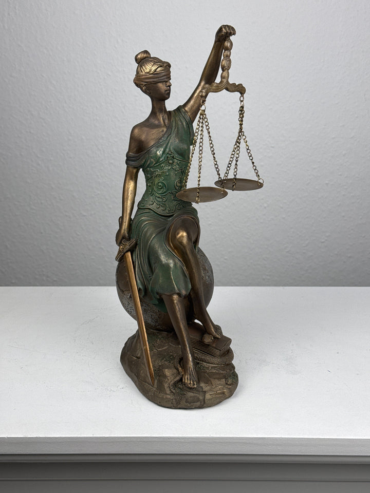 Justitia Statue – Symbol für Recht und Gerechtigkeit (Bronzefinish)