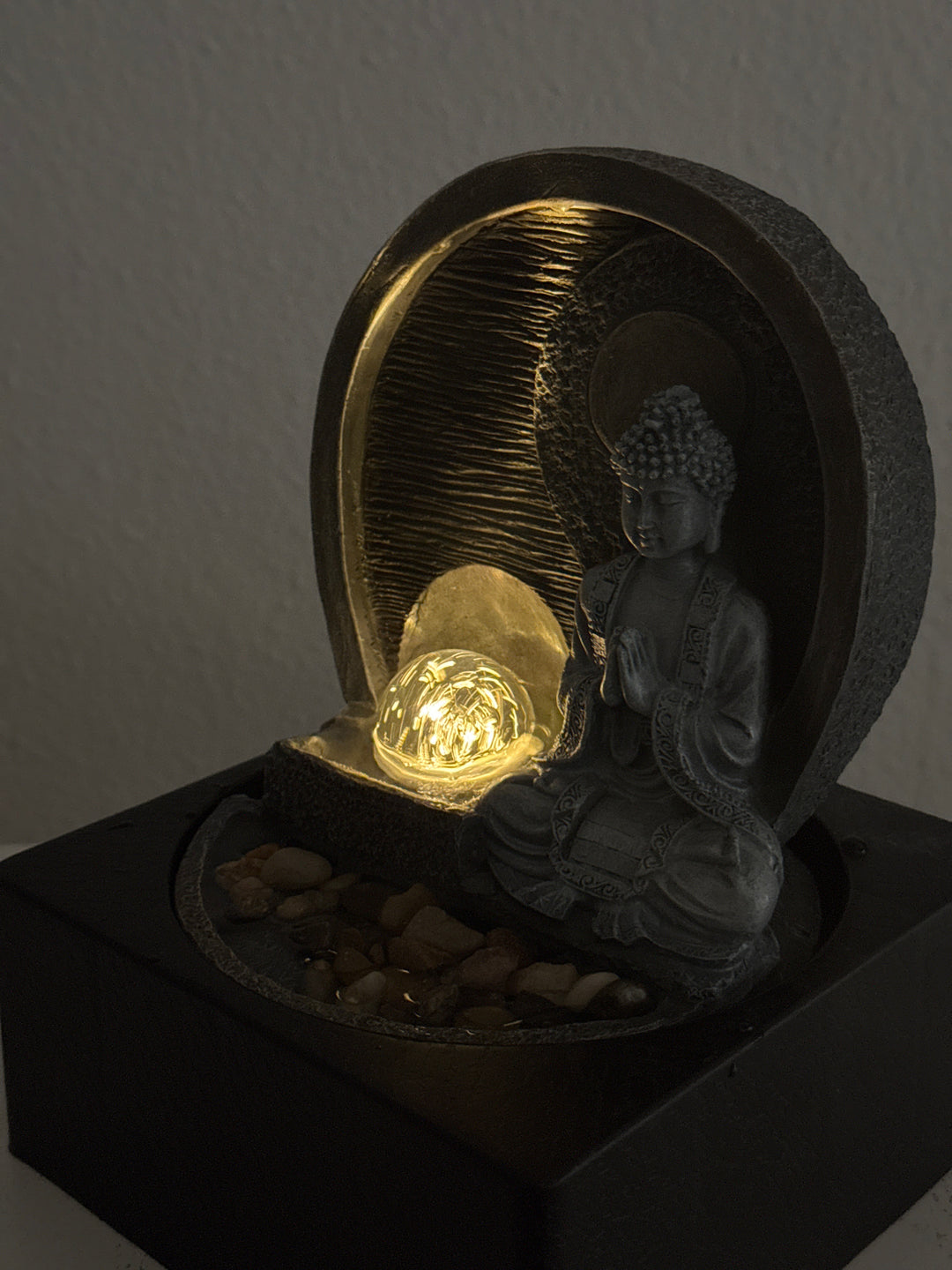 Buddha Brunnen für Innen – Zen Ruhe mit Licht und Wasserfluss