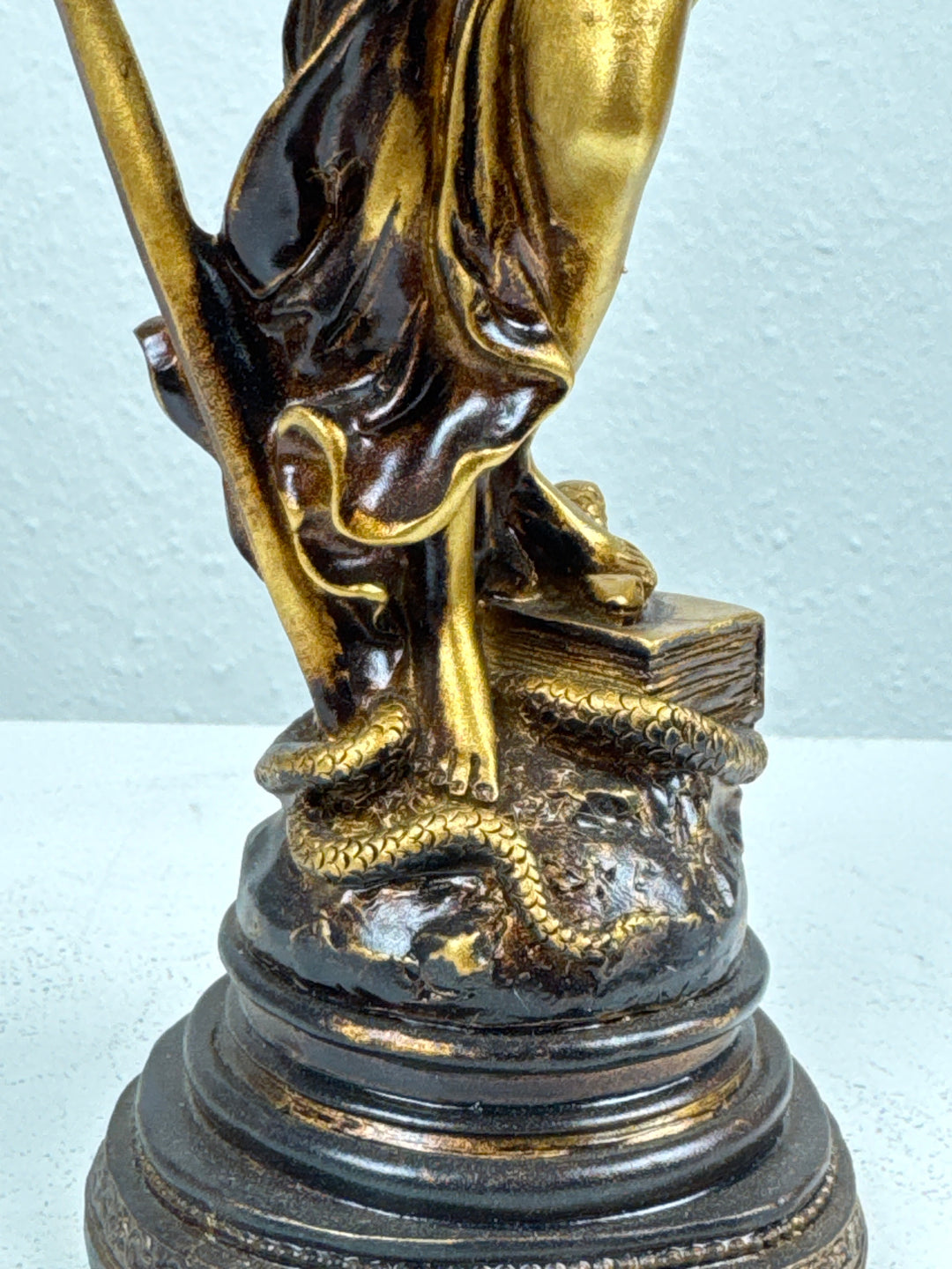 Justitia Skulptur – Symbol für Recht und Gerechtigkeit (Klein, Patinierte Bronzefigur)