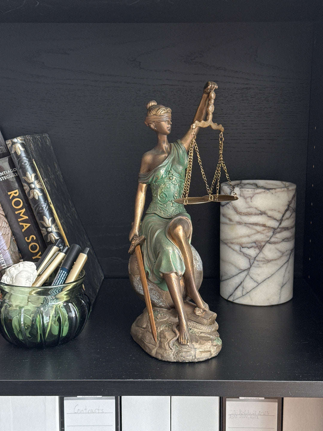 Justitia Statue – Symbol für Recht und Gerechtigkeit (Bronzefinish)