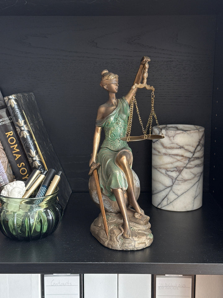 Justitia Statue – Symbol für Recht und Gerechtigkeit (Bronzefinish)