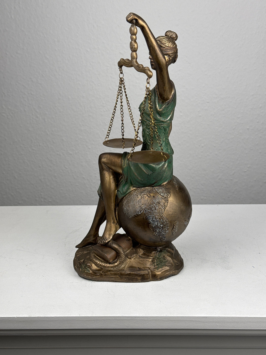 Justitia Statue – Symbol für Recht und Gerechtigkeit (Bronzefinish)