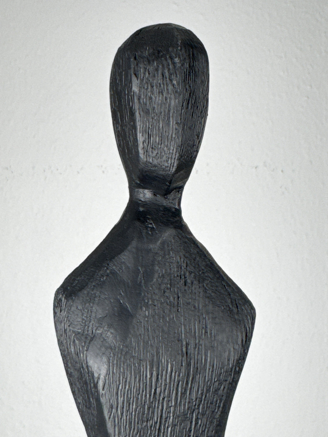 Minimalistische Frauenskulptur in Schwarz – Schlanke Eckstatue