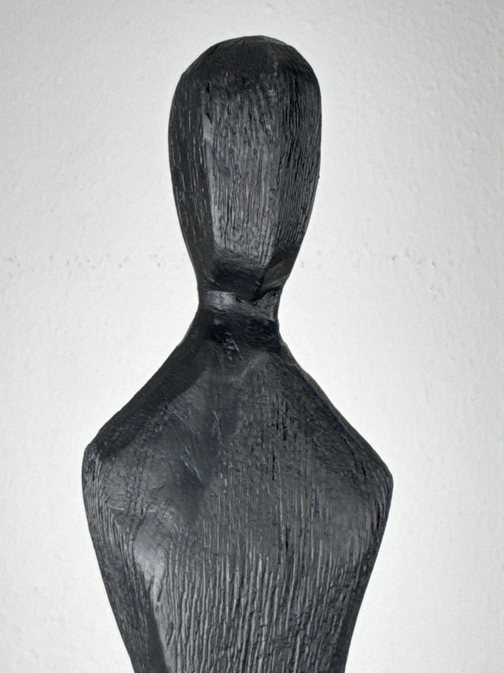Minimalistische Frauenskulptur in Schwarz – Schlanke Eckstatue