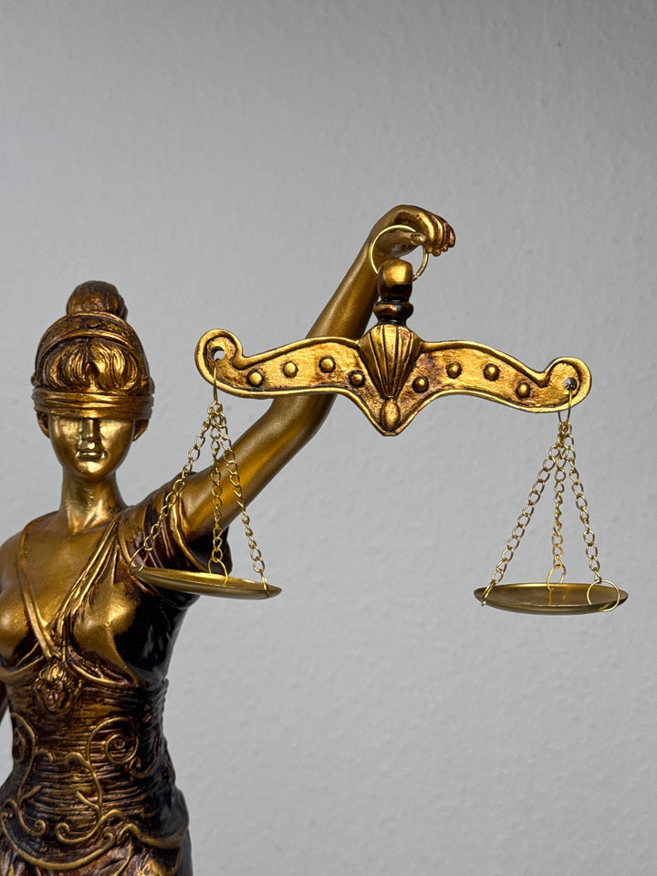 Justitia Skulptur – Symbol für Recht und Gerechtigkeit (Groß, Patinierte Bronzefigur)