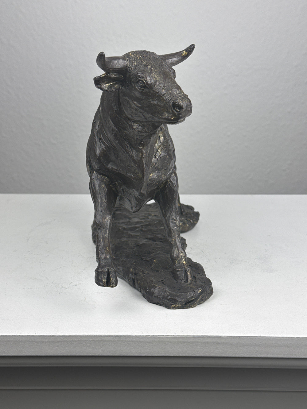 Stier Statue – Symbol für Stärke (Messing Schwarzfinish)