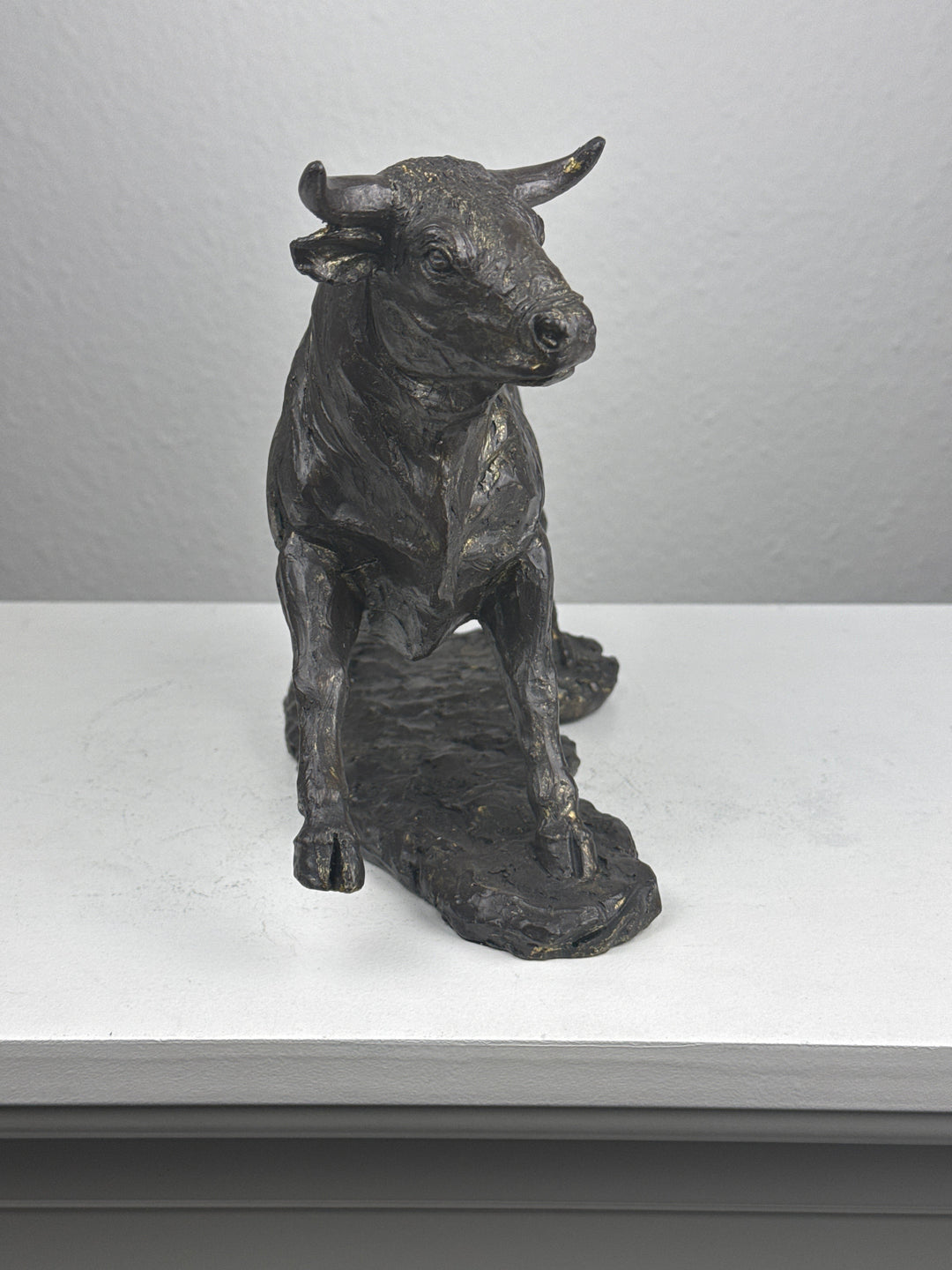 Stier Statue – Symbol für Stärke (Messing Schwarzfinish)
